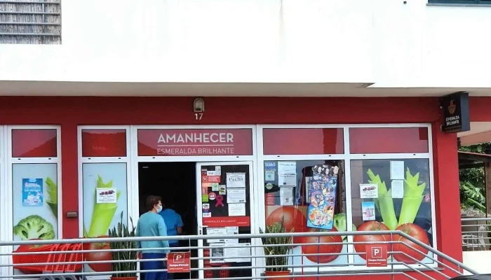 Supermercado Esmeralda Brilhante -  Estacionamento - Porto Moniz